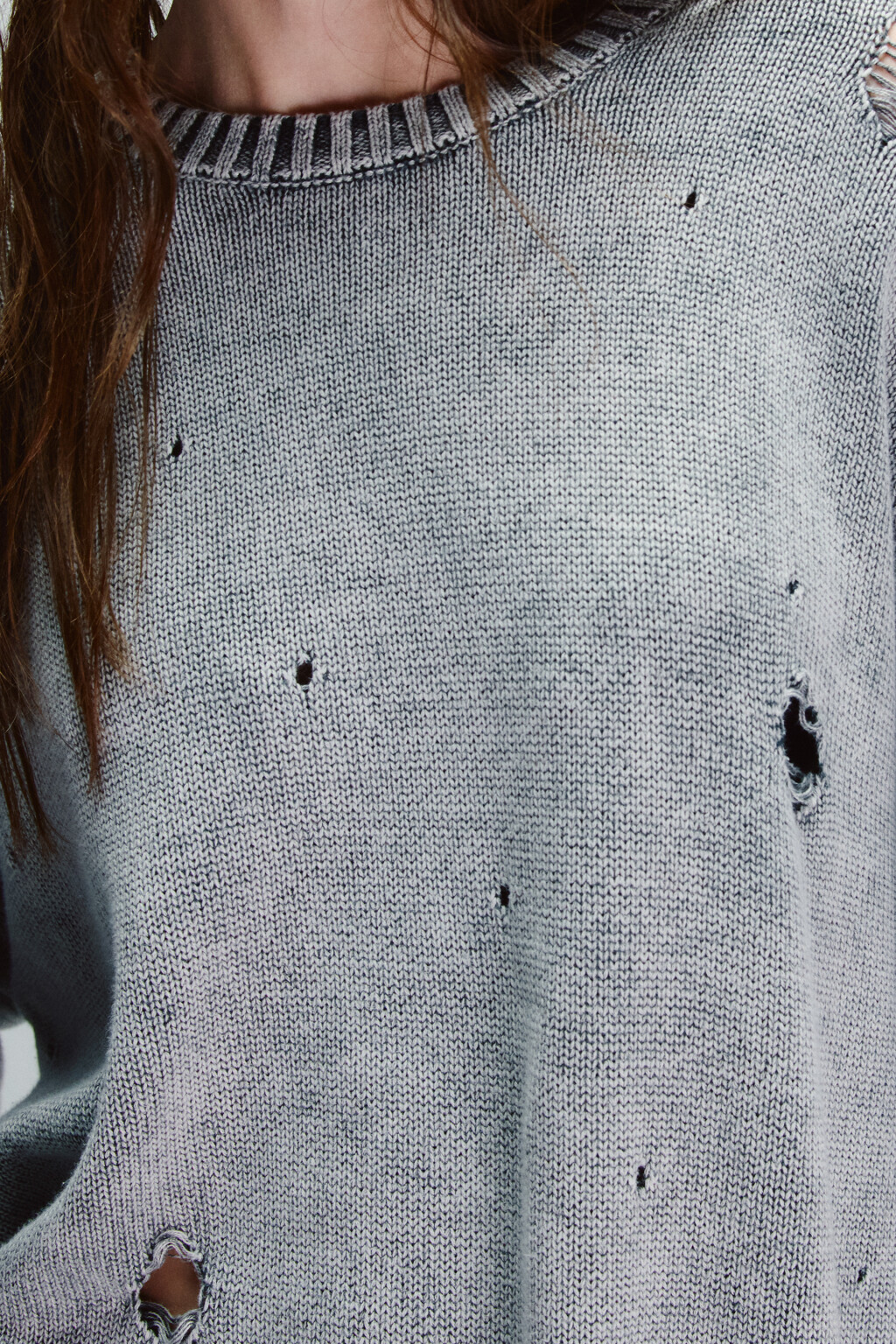 Джемпер вязаный с рваными элементами - цвет серый - 6