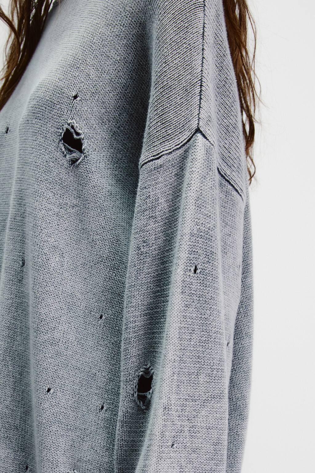 Джемпер вязаный с рваными элементами - цвет серый - 7