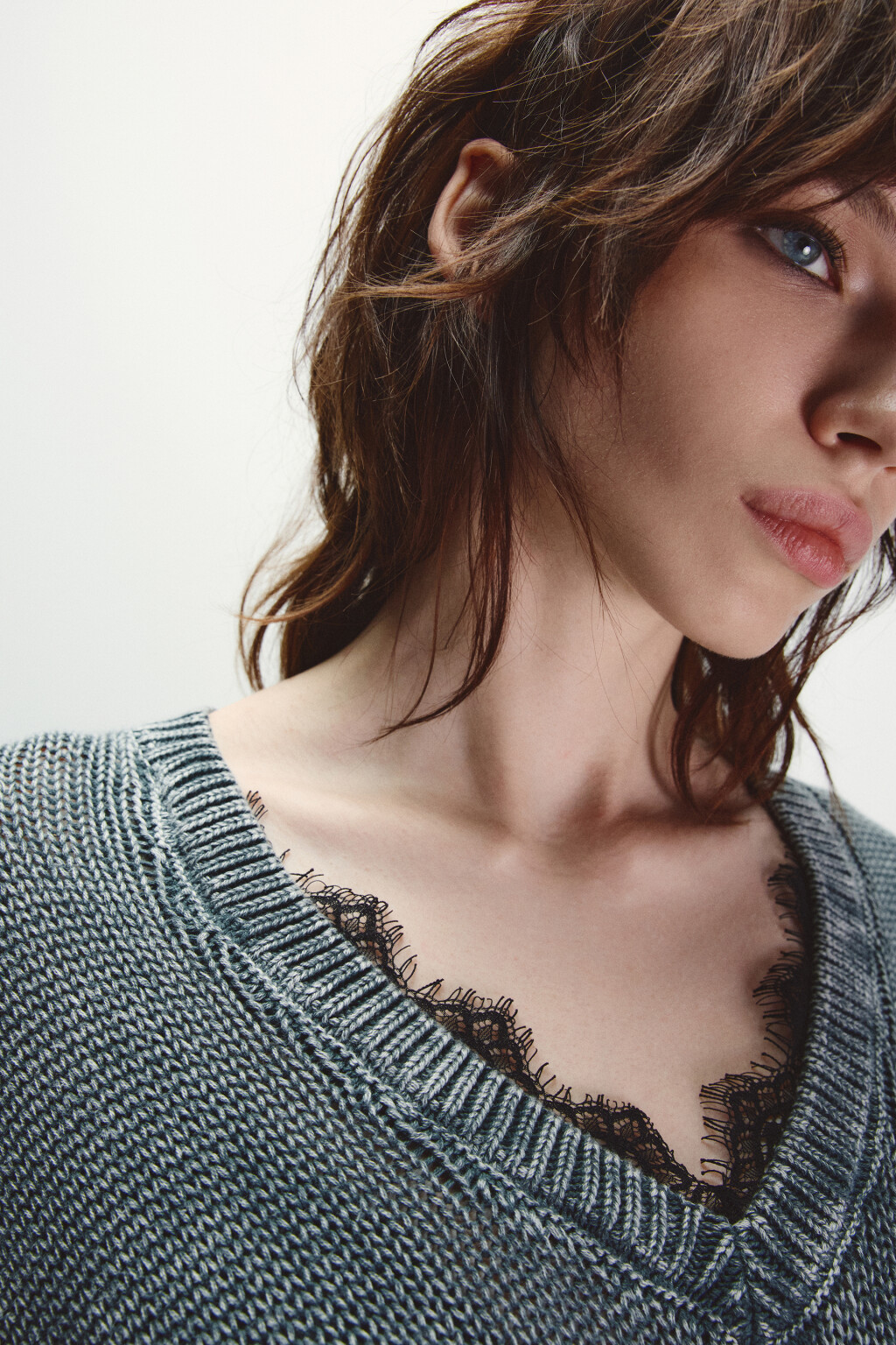 Джемпер вязаный с кружевом и стиркой - цвет серый - 5