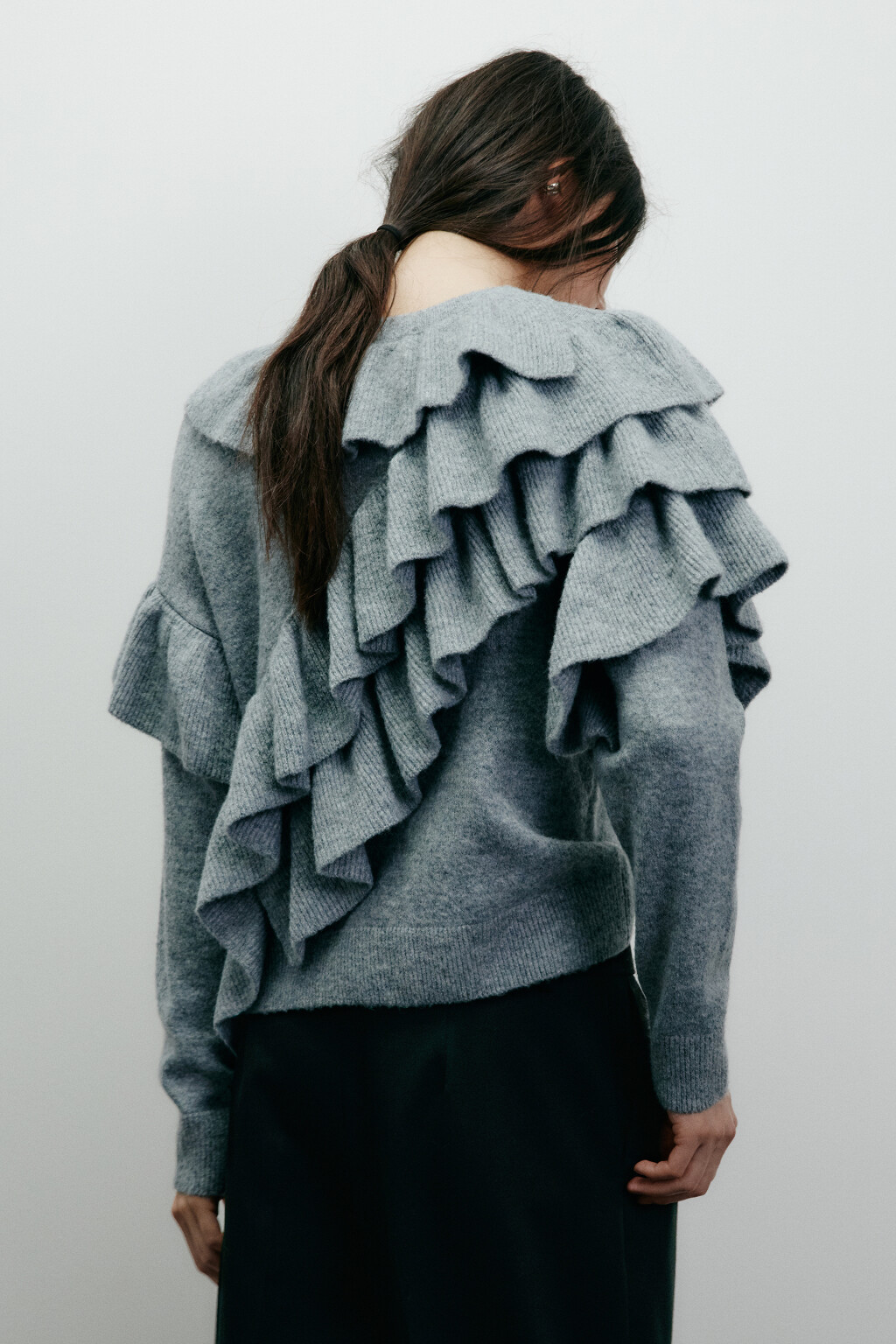 Джемпер вязаный с воланами - цвет серый - 3