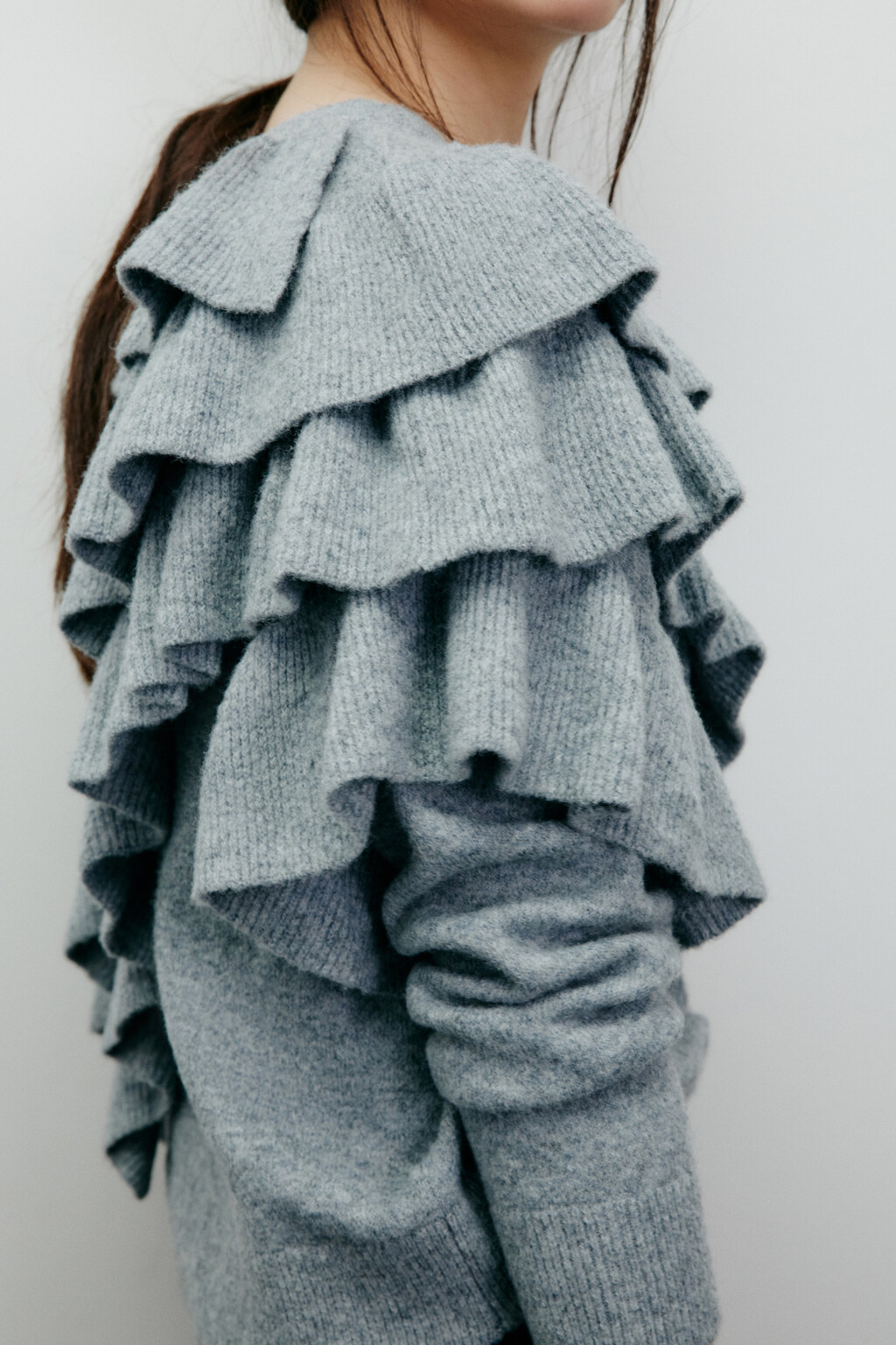 Джемпер вязаный с воланами - цвет серый - 6