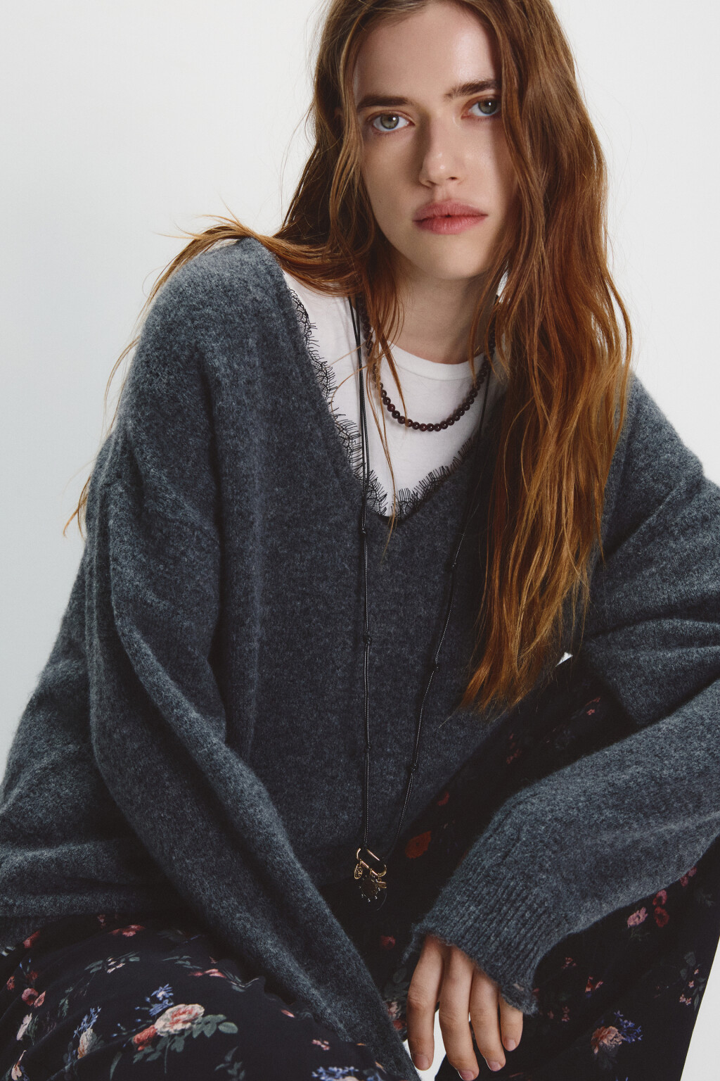 Джемпер вязаный рваный с кружевом - цвет серый - 1