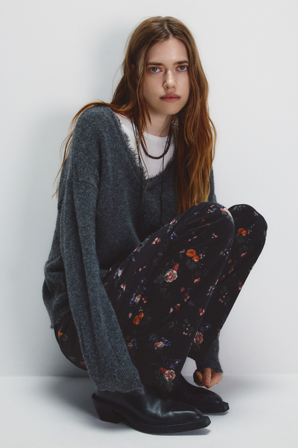 Джемпер вязаный рваный с кружевом - цвет серый - 2