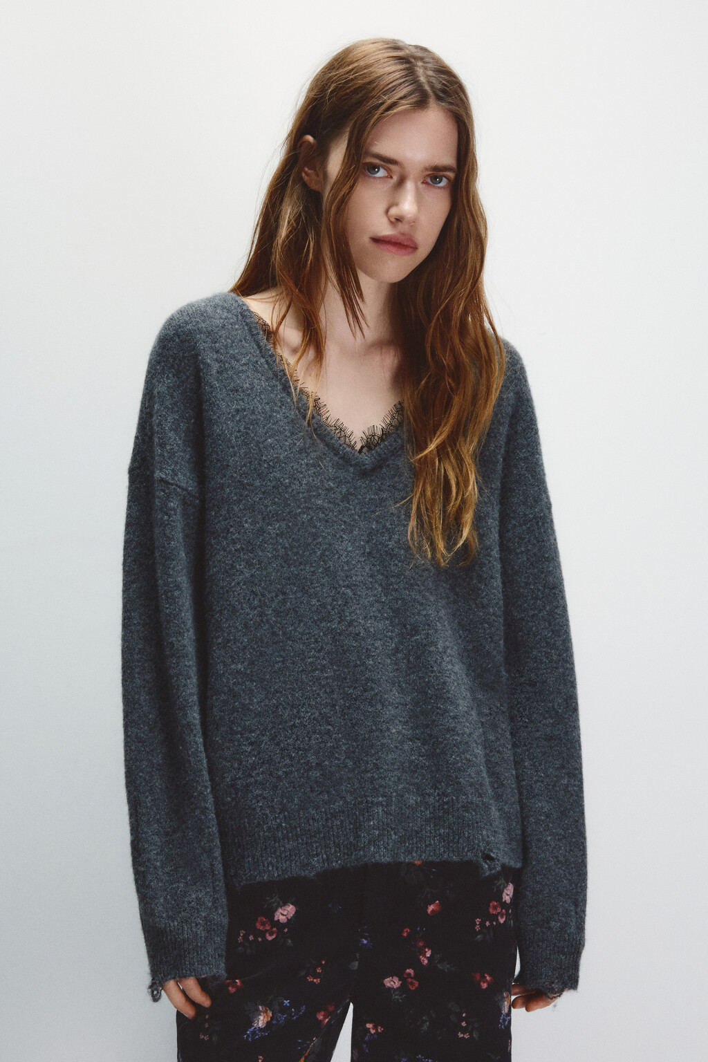 Джемпер вязаный рваный с кружевом - цвет серый - 3