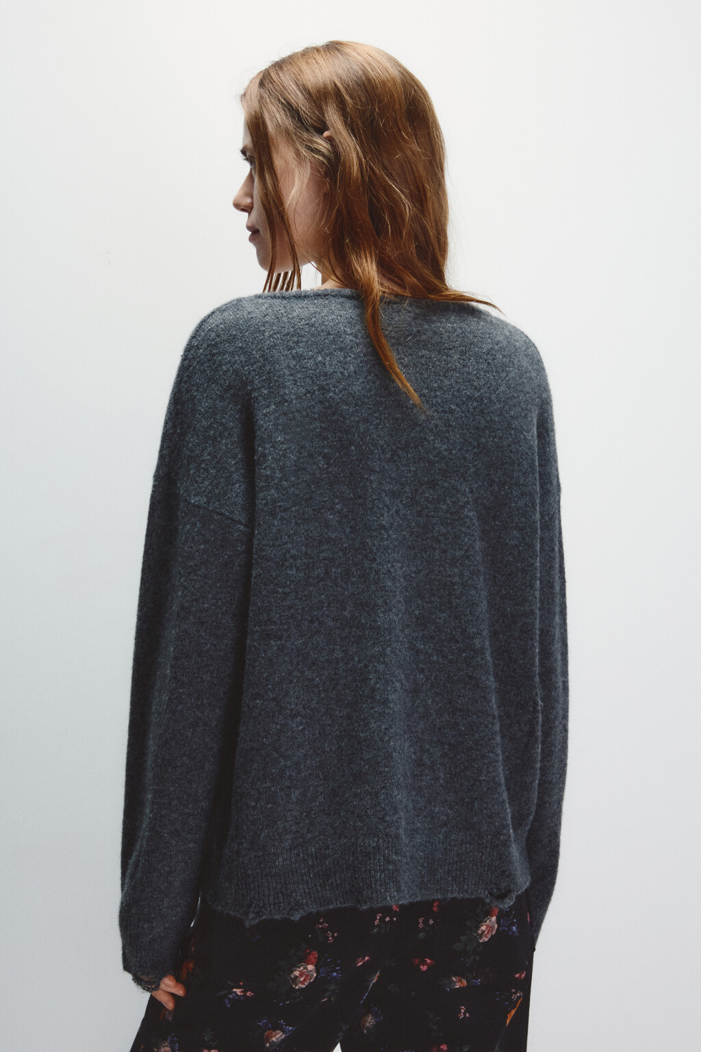 Джемпер вязаный рваный с кружевом - цвет серый - 4