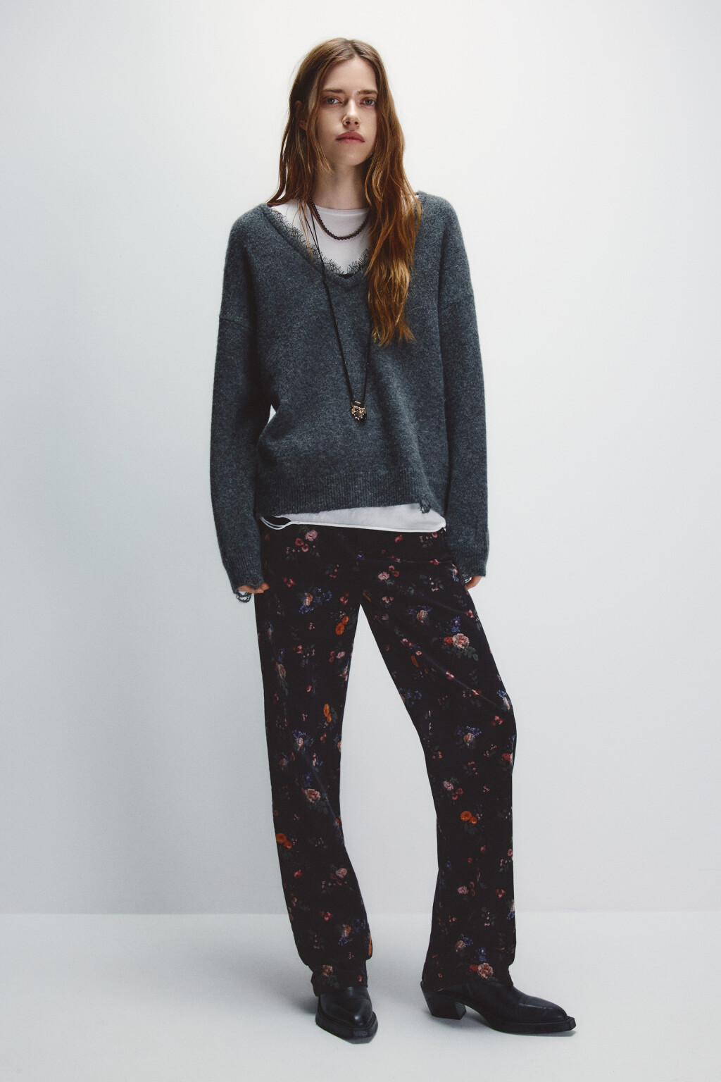 Джемпер вязаный рваный с кружевом - цвет серый - 5