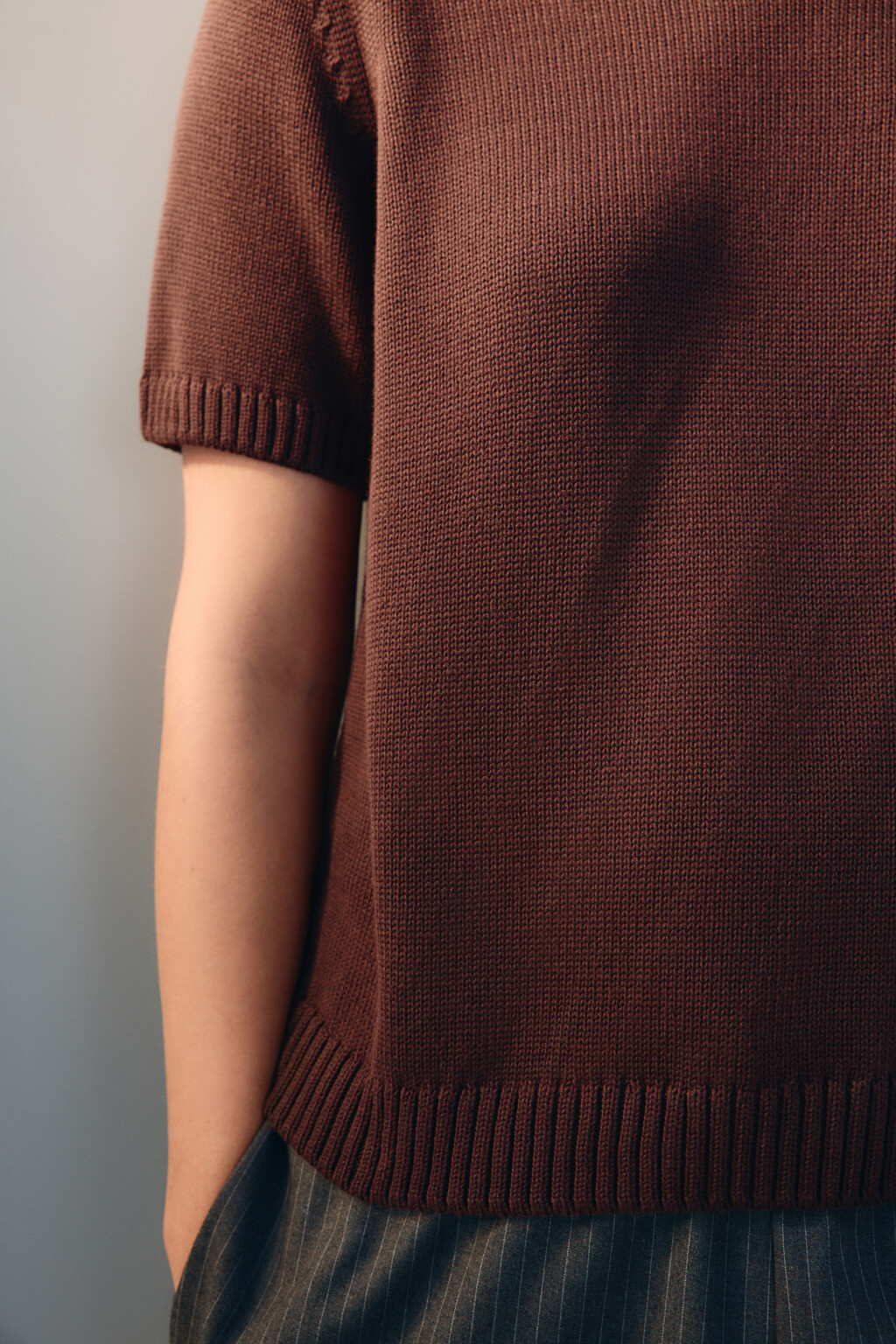 Джемпер вязаный с короткими рукавами - цвет коричневый - 7