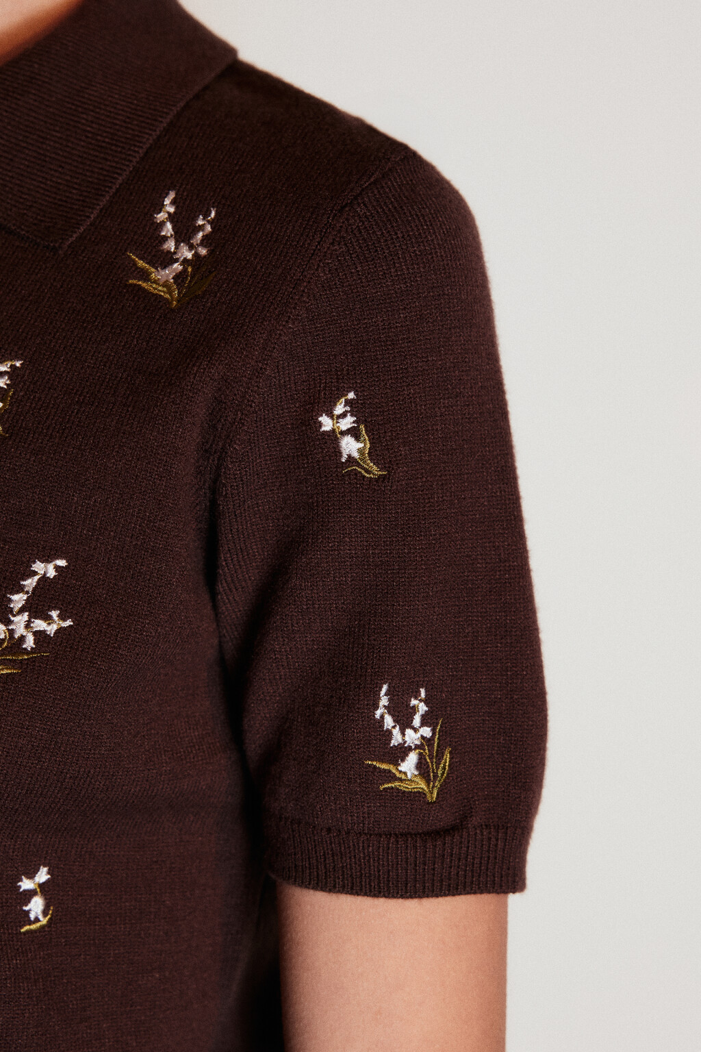 Джемпер-поло вязаный с вышивкой - цвет коричневый - 7