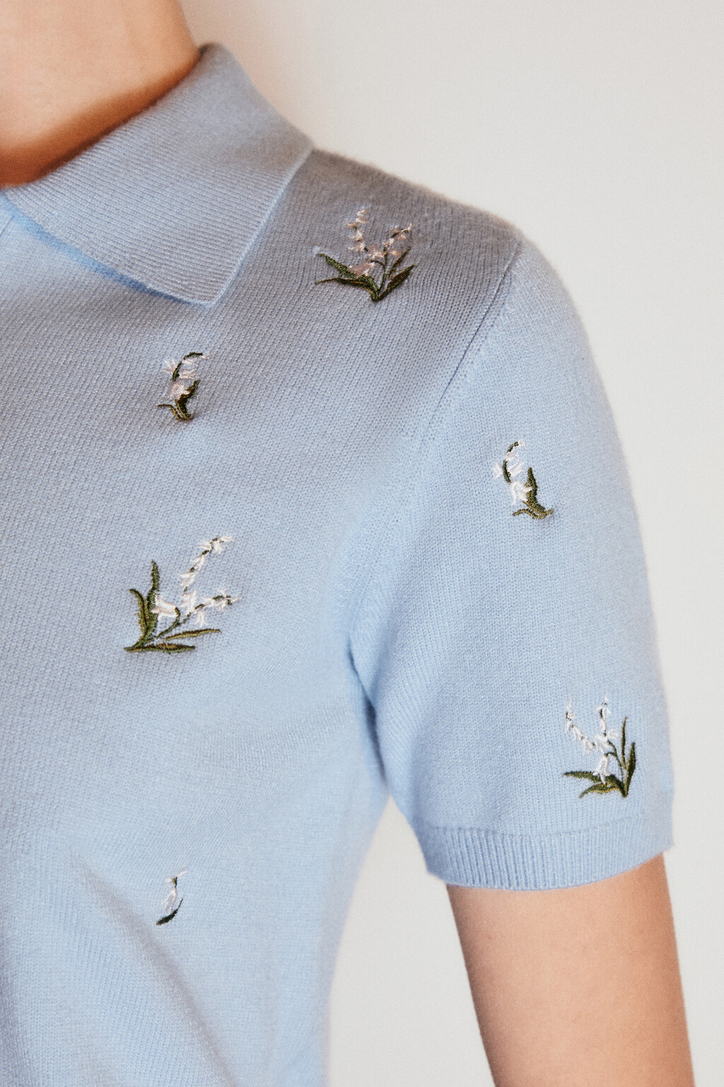 Джемпер-поло вязаный с вышивкой - цвет голубой - 7