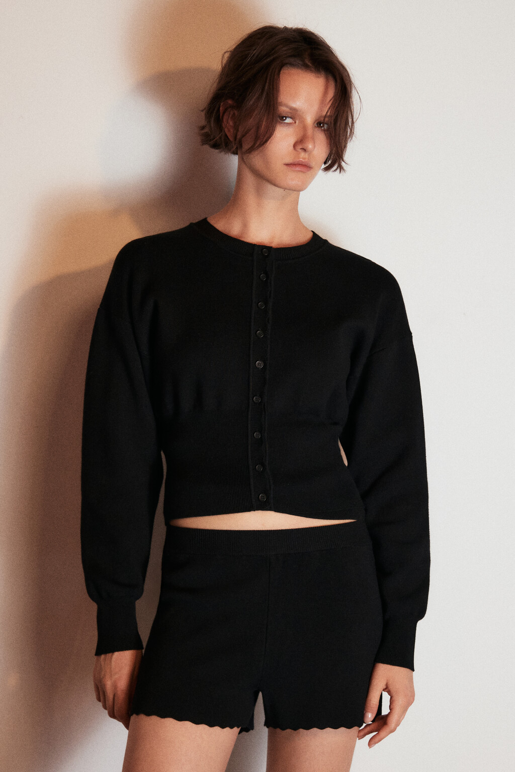 Кардиган на пуговицах укороченный - цвет черный - 2
