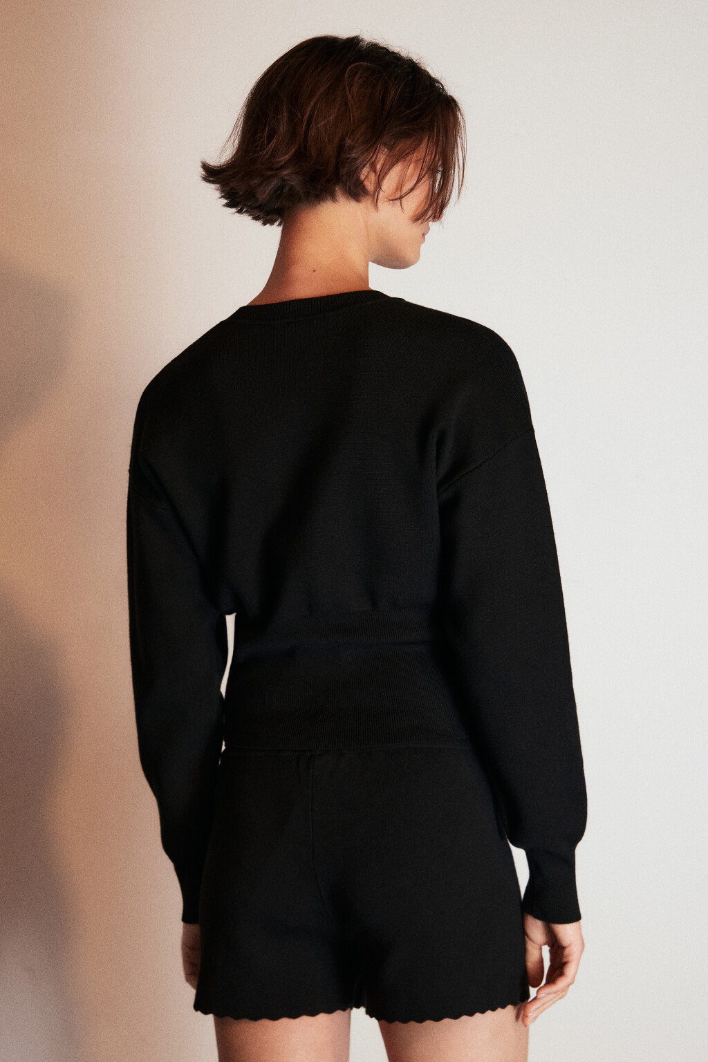 Кардиган на пуговицах укороченный - цвет черный - 3