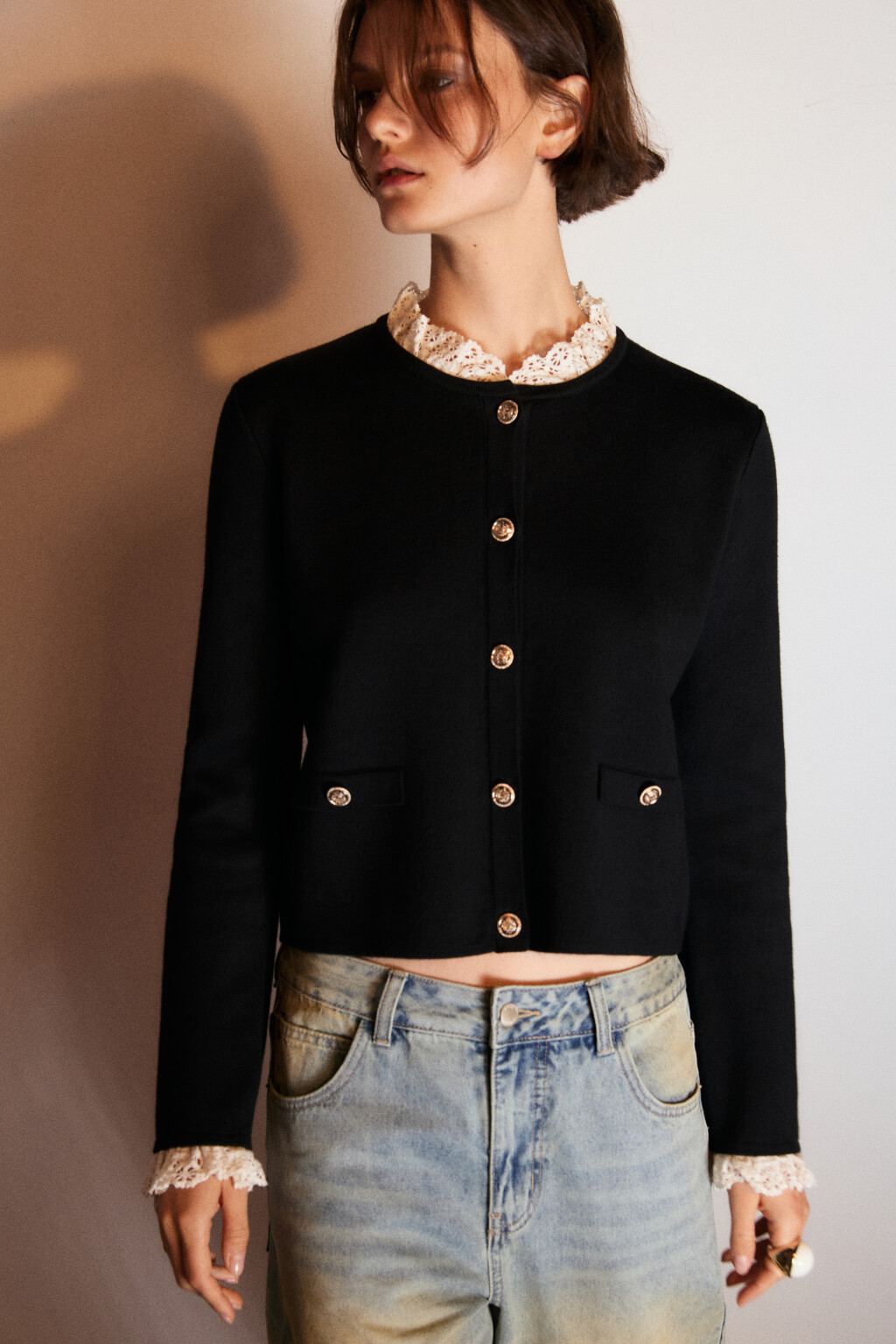 Кардиган на пуговицах с кружевом - цвет черный - 1