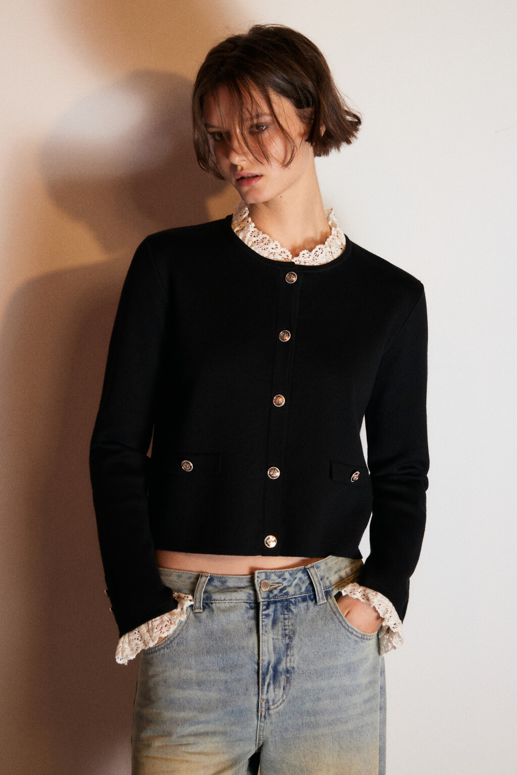 Кардиган на пуговицах с кружевом - цвет черный - 2