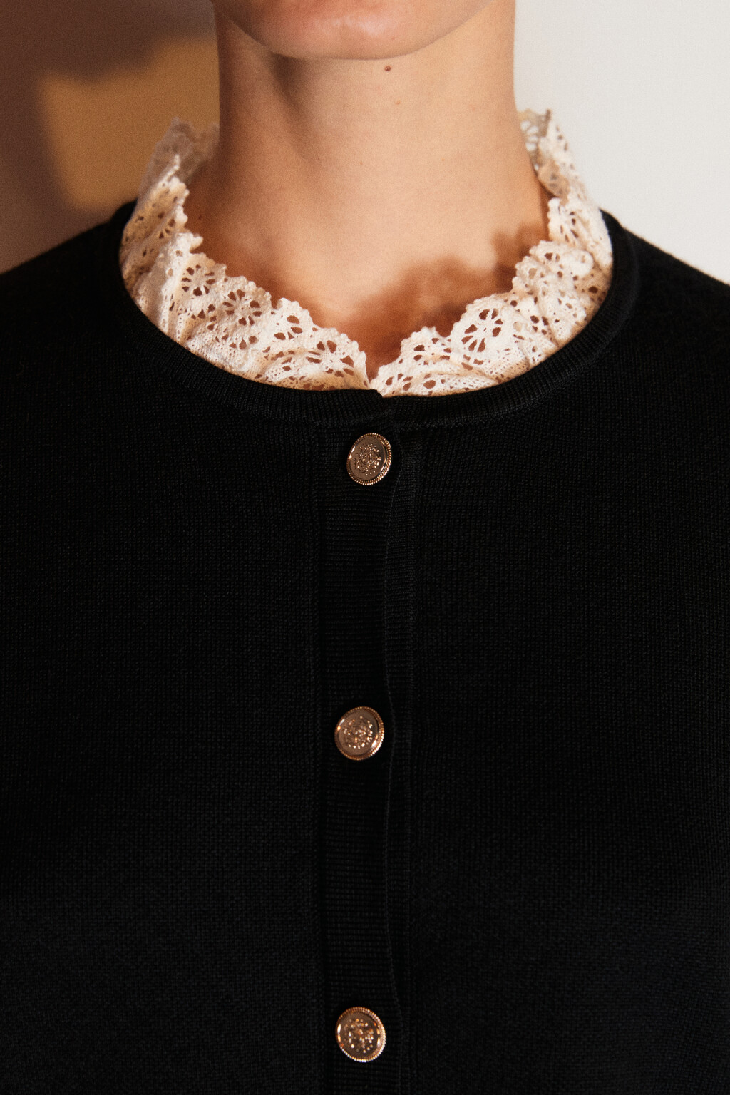 Кардиган на пуговицах с кружевом - цвет черный - 5