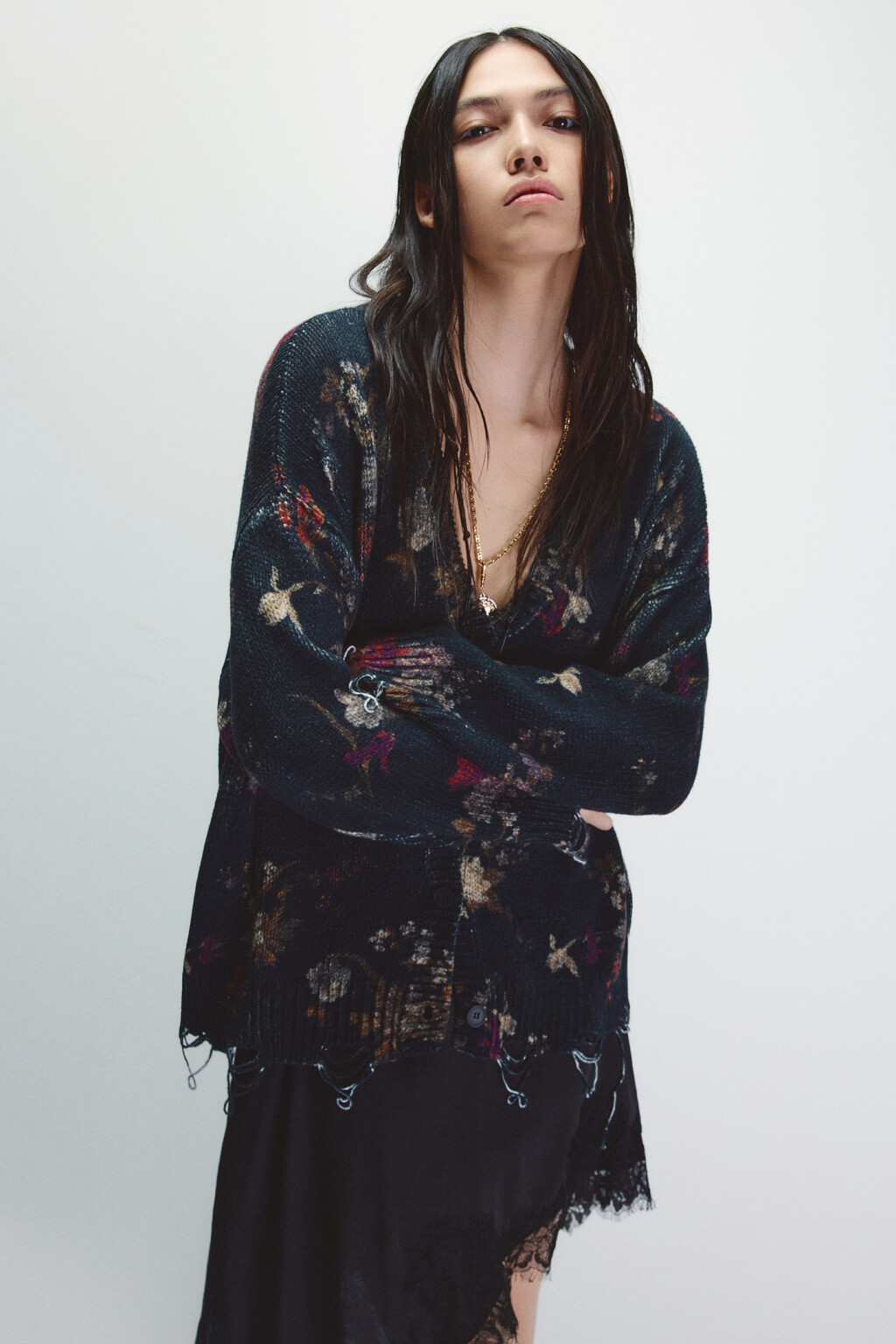 Кардиган на пуговицах рваный с принтом - цвет черный - 1