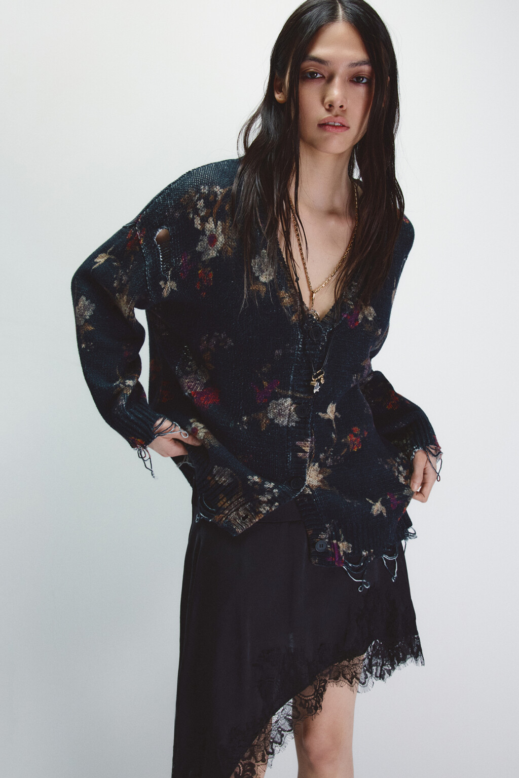 Кардиган на пуговицах рваный с принтом - цвет черный - 2