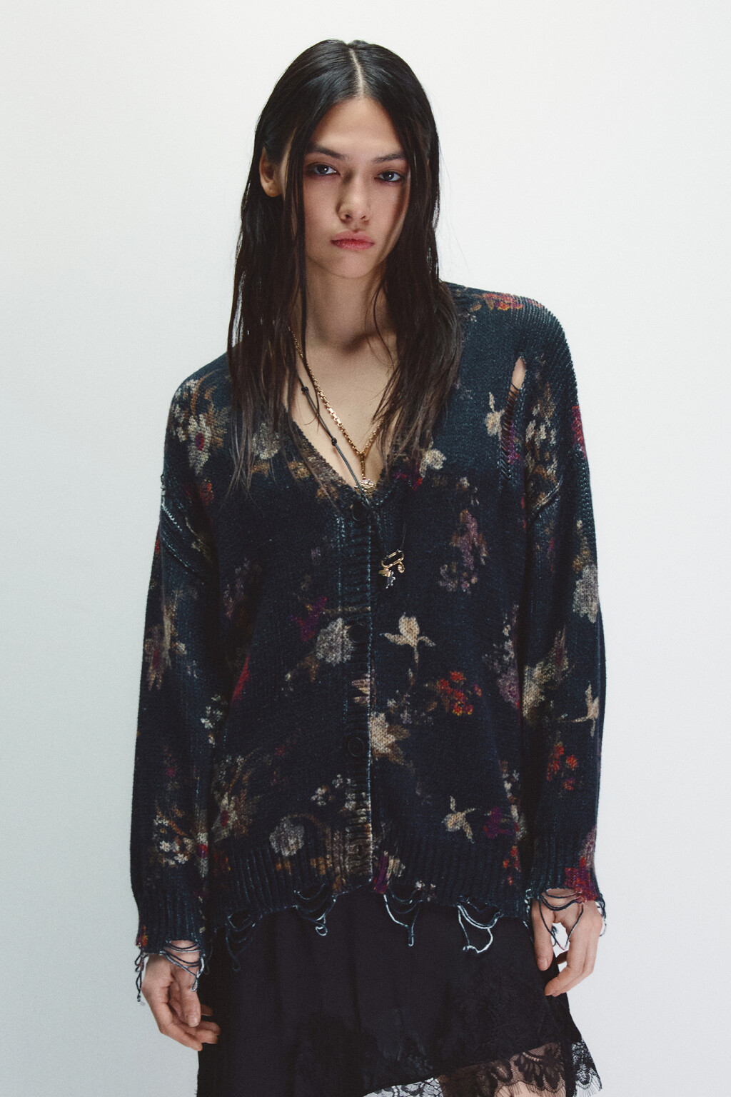 Кардиган на пуговицах рваный с принтом - цвет черный - 3