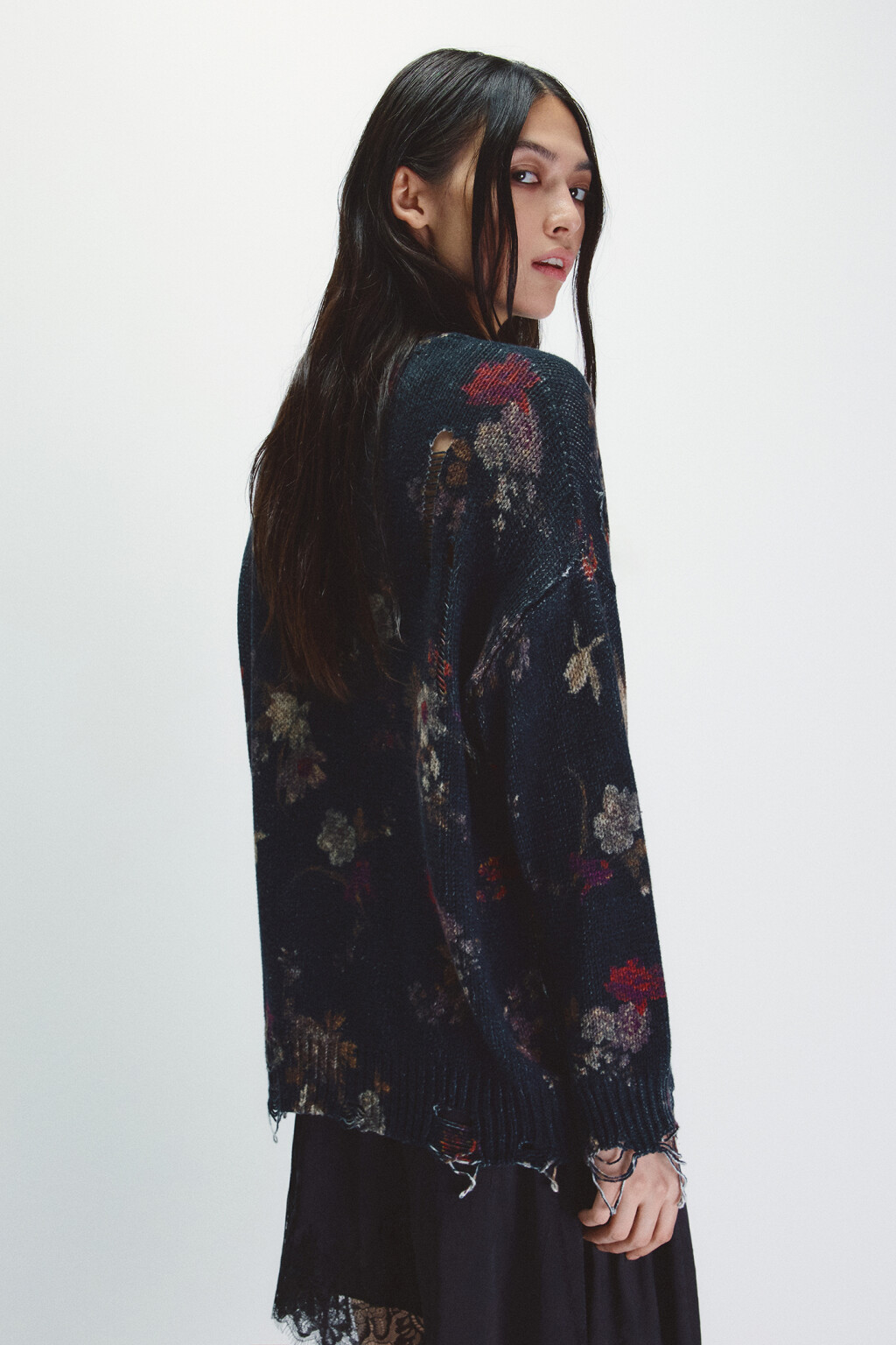 Кардиган на пуговицах рваный с принтом - цвет черный - 4