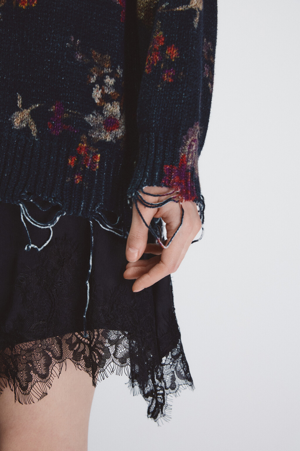 Кардиган на пуговицах рваный с принтом - цвет черный - 6
