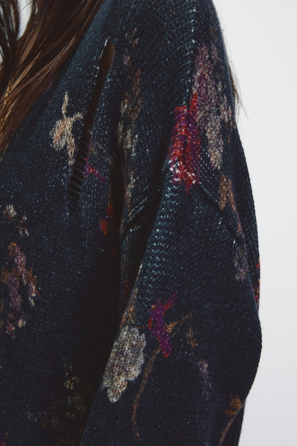 Кардиган на пуговицах рваный с принтом - цвет черный - 7