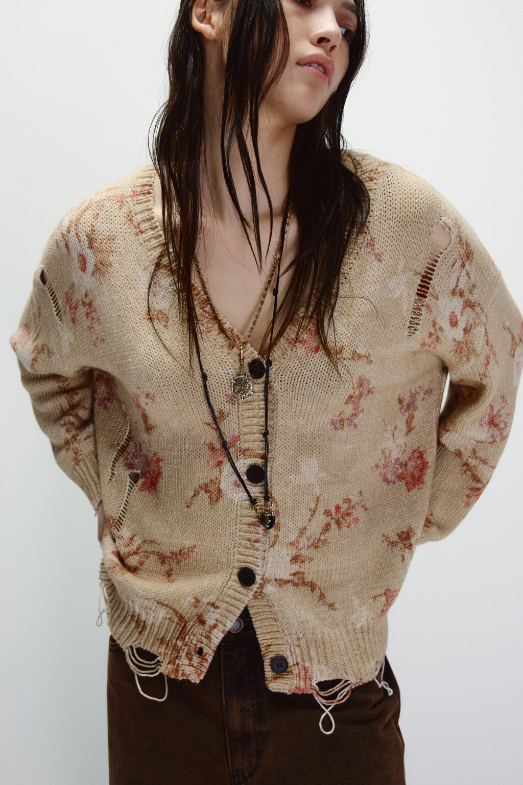 Кардиган на пуговицах рваный с принтом - цвет бежевый - 2