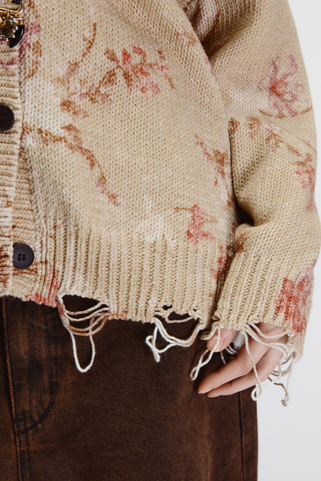 Кардиган на пуговицах рваный с принтом - цвет бежевый - 6