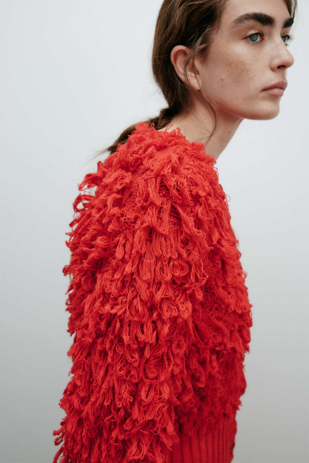 Кардиган на пуговицах с бахромой - цвет красный - 6