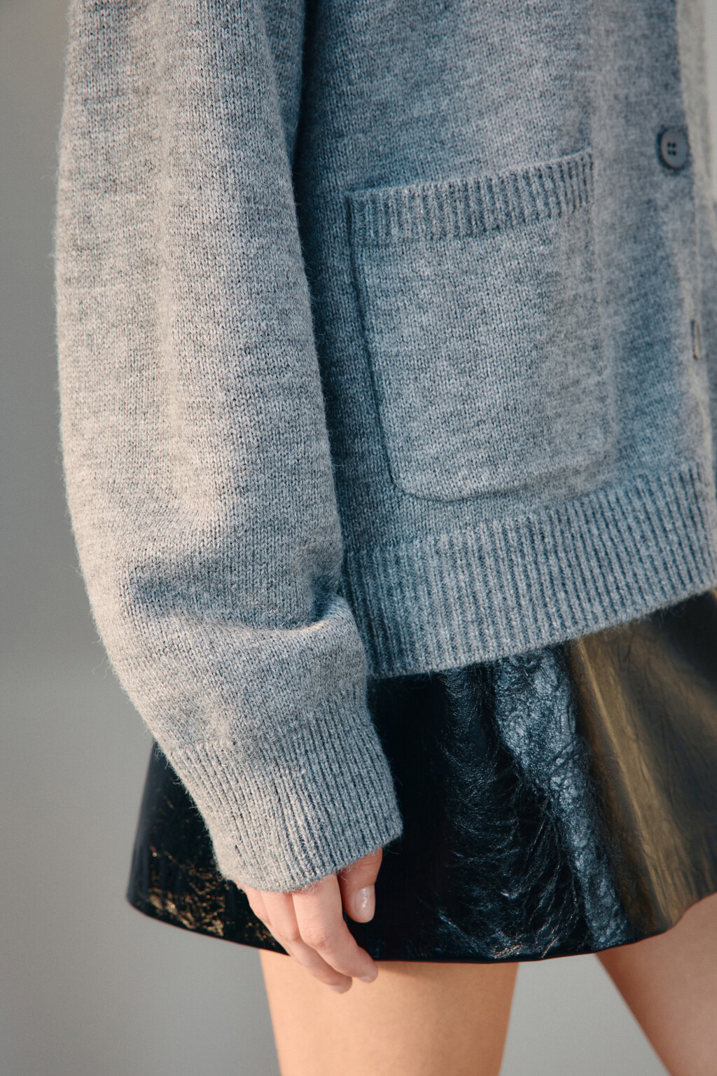 Кардиган на пуговицах с карманами - цвет серый - 6