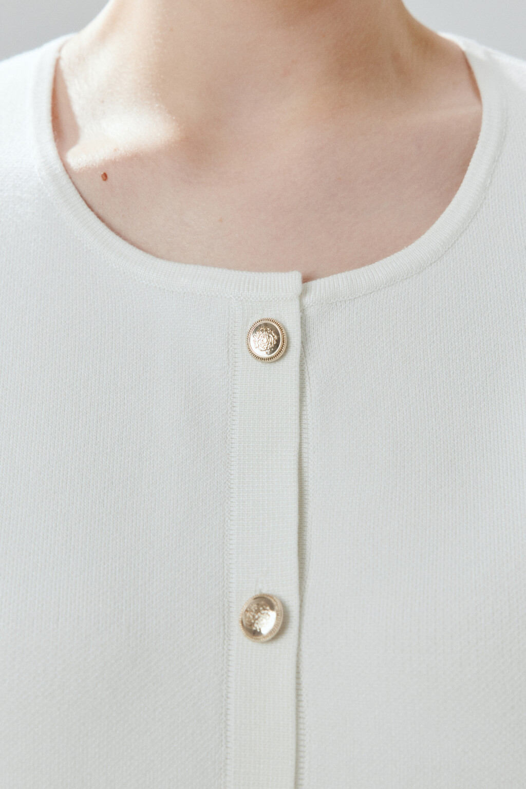 Кардиган на пуговицах с круглым вырезом - цвет молочный - 6