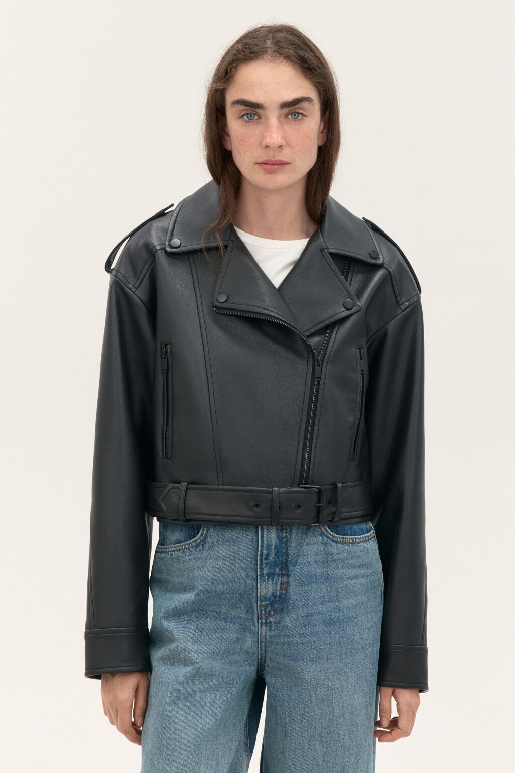 Куртка-косуха короткая с ремнем - цвет черный - 2