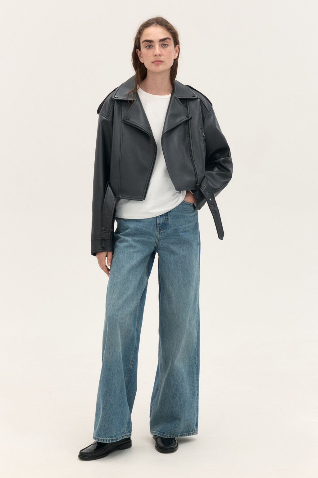 Куртка-косуха короткая с ремнем - цвет черный - 4