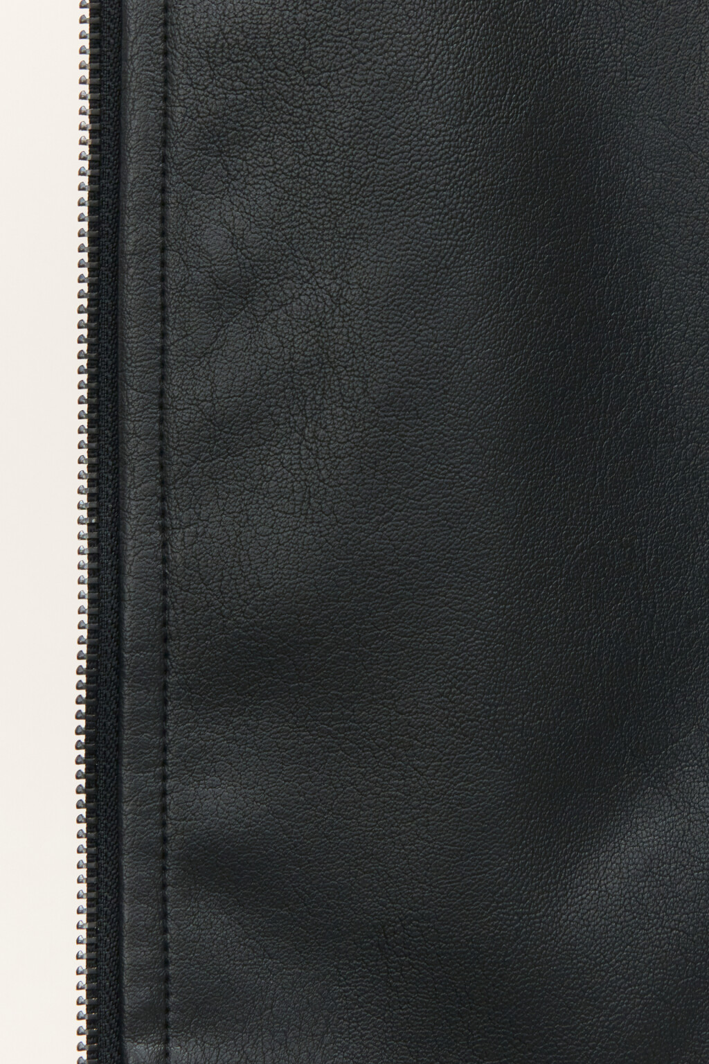 Куртка-косуха короткая с ремнем - цвет черный - 7