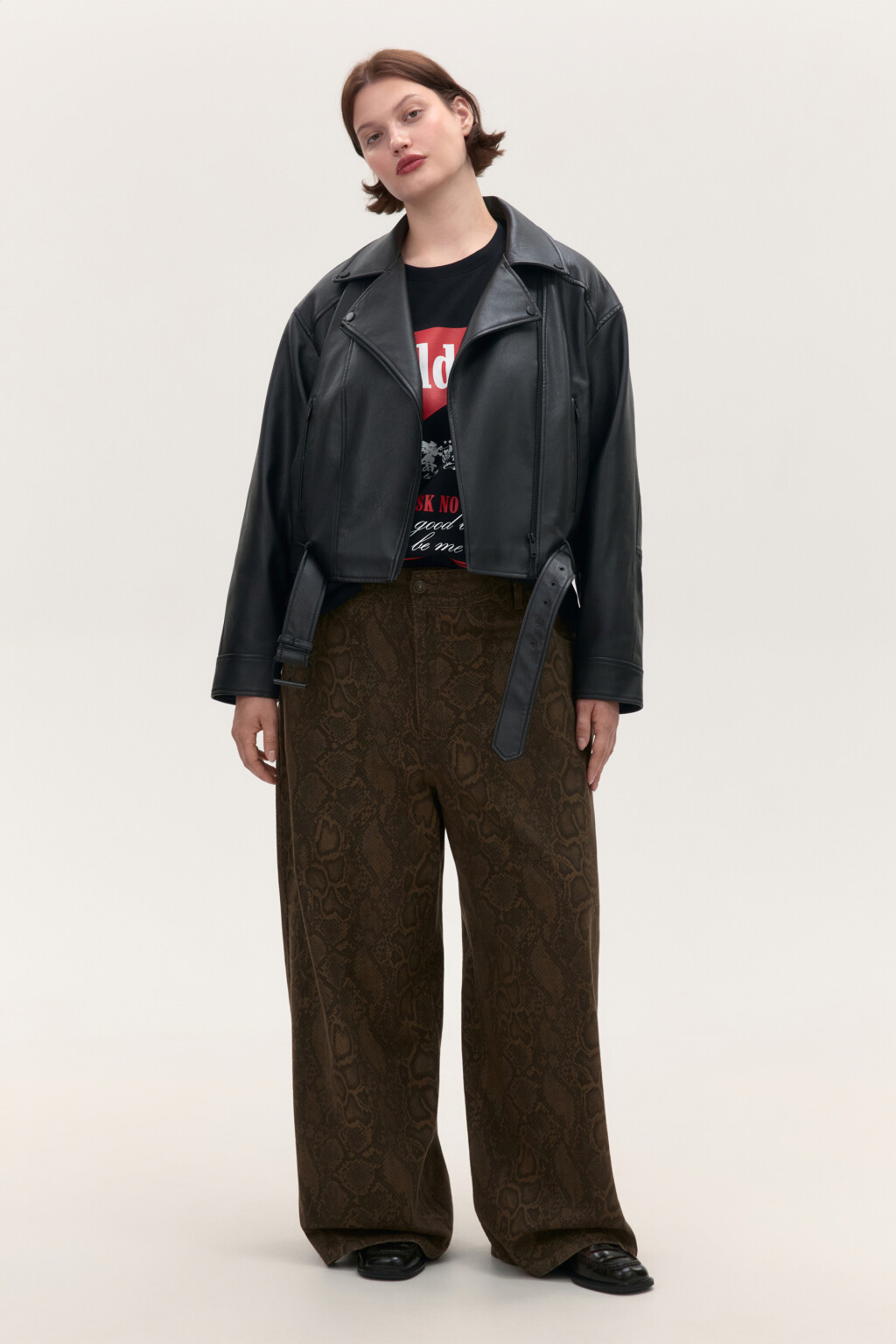 Куртка-косуха короткая с ремнем - цвет черный - 4