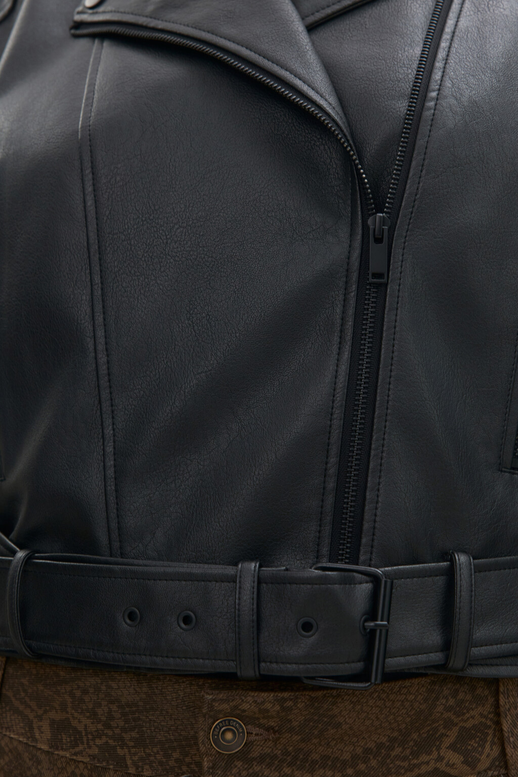 Куртка-косуха короткая с ремнем - цвет черный - 6