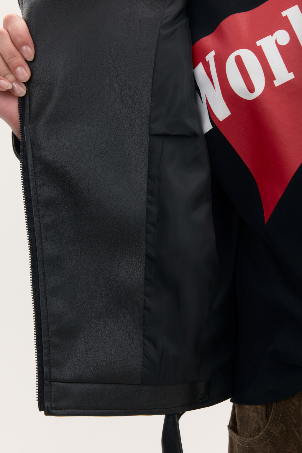 Куртка-косуха короткая с ремнем - цвет черный - 7