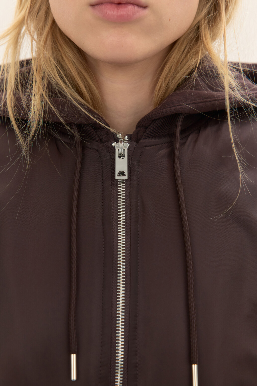Куртка-бомбер с трикотажным капюшоном - цвет коричневый - 5