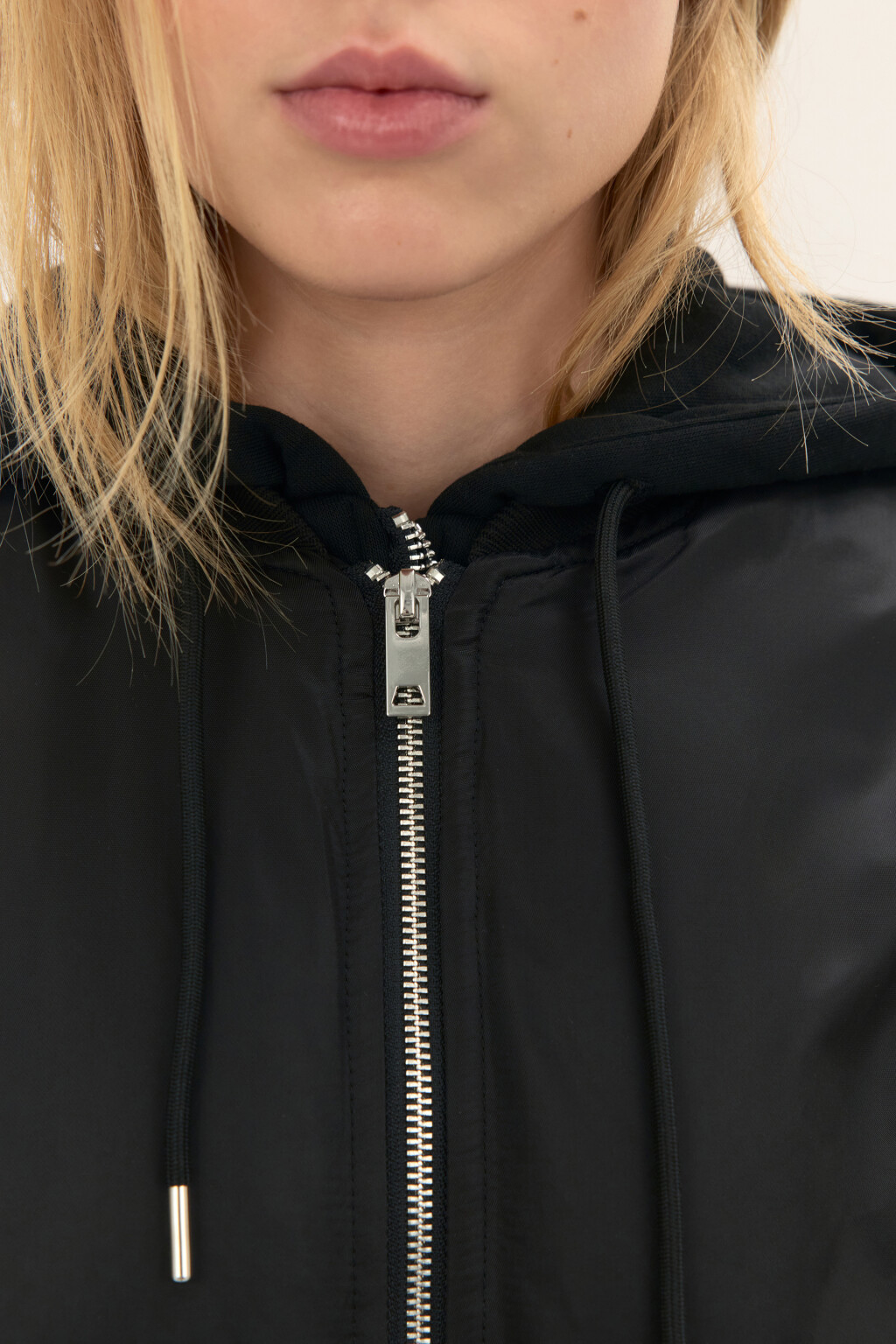 Куртка-бомбер с трикотажным капюшоном - цвет черный - 5
