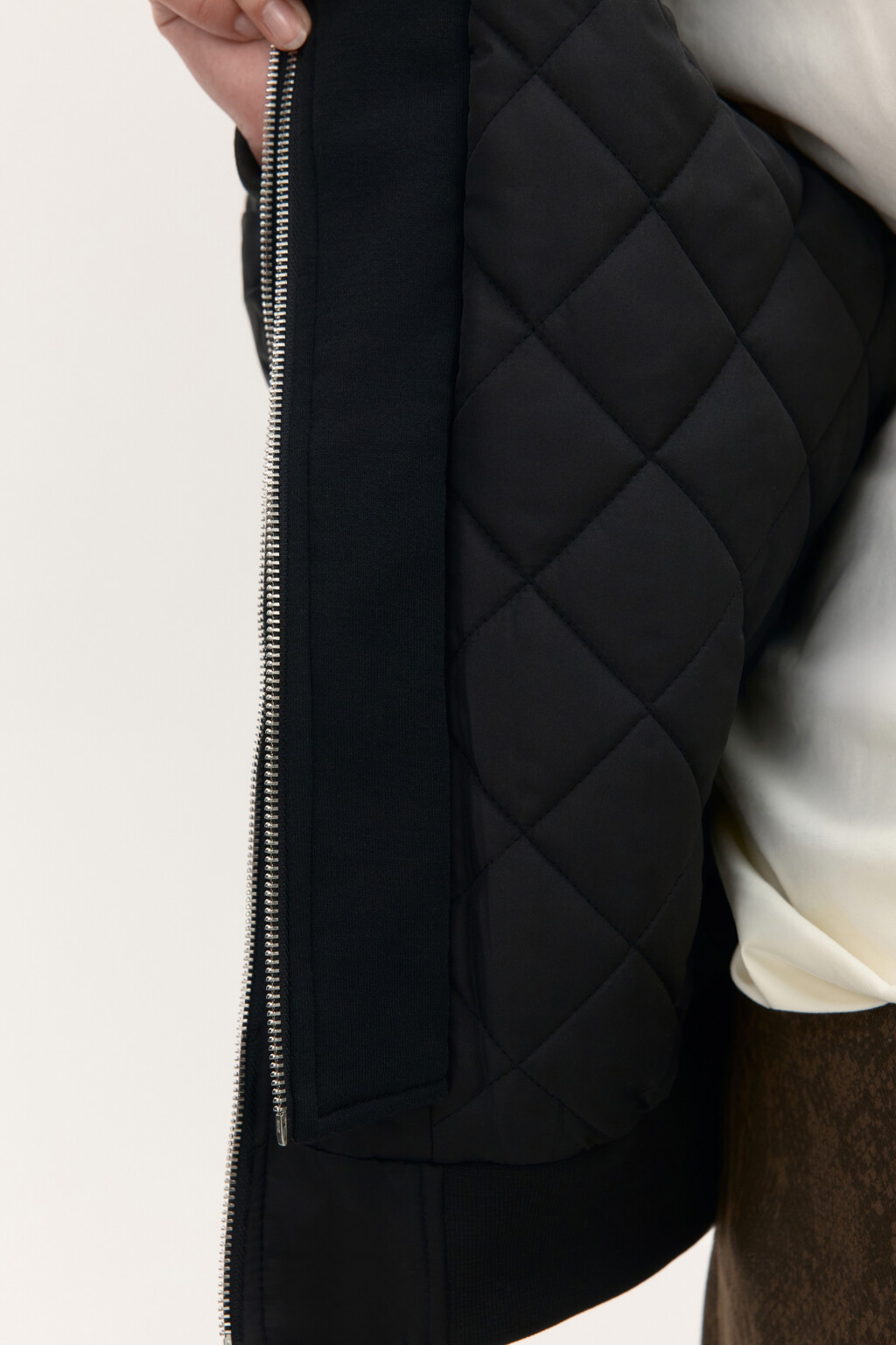 Куртка-бомбер с трикотажным капюшоном - цвет черный - 7