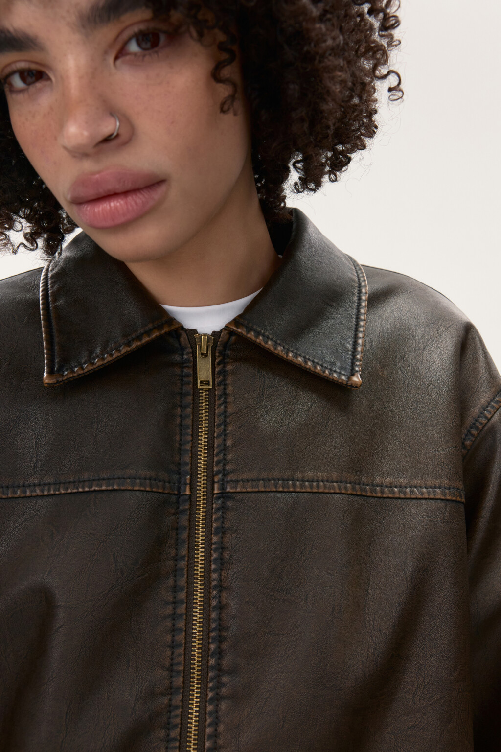 Куртка-бомбер с состаренным эффектом - цвет коричневый - 8