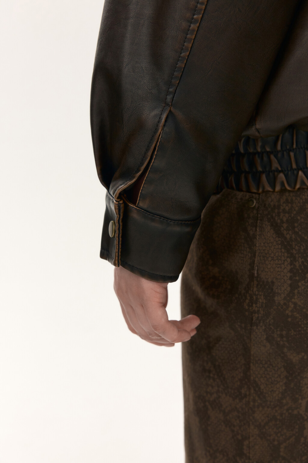 Куртка-бомбер с состаренным эффектом - цвет коричневый - 7