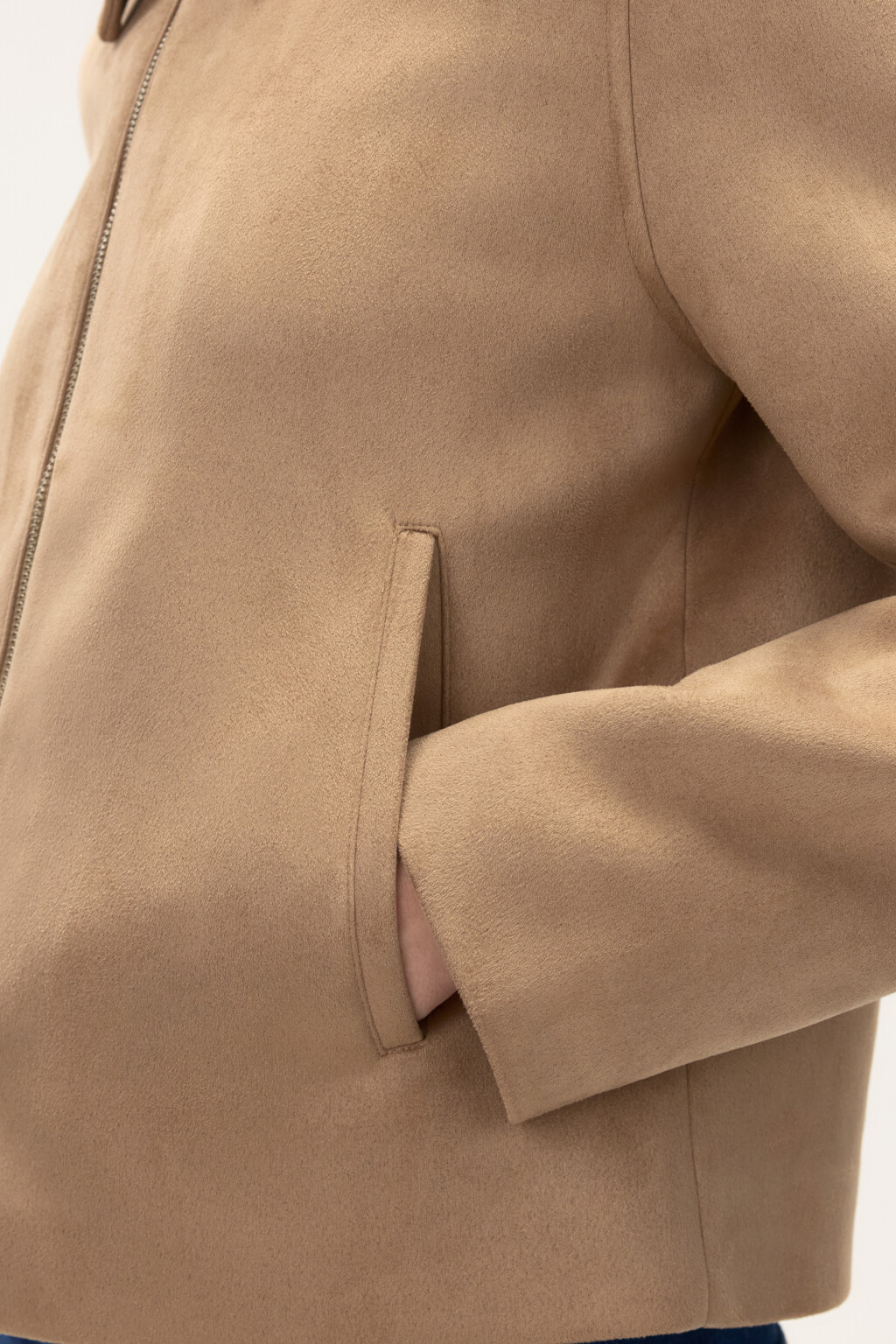 Куртка короткая с замшевой фактурой - цвет коричневый - 7