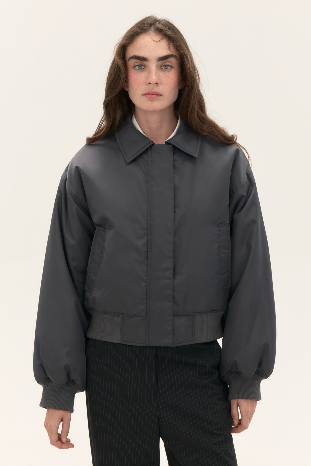 Куртка-бомбер укороченная на утеплителе - цвет серый - 2