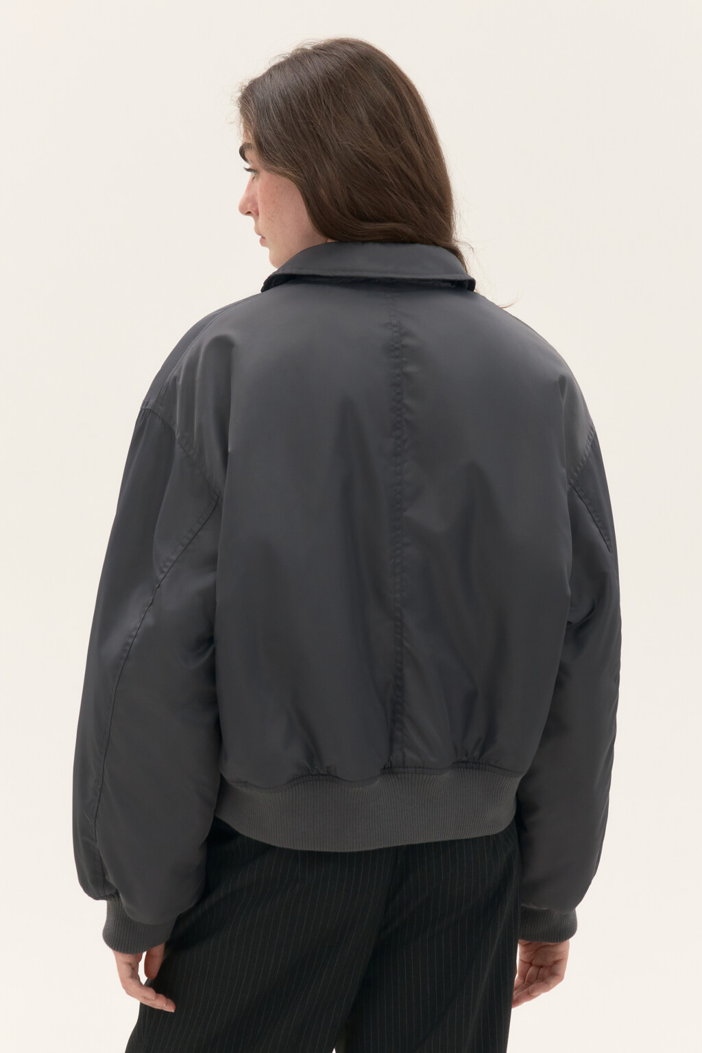 Куртка-бомбер укороченная на утеплителе - цвет серый - 3