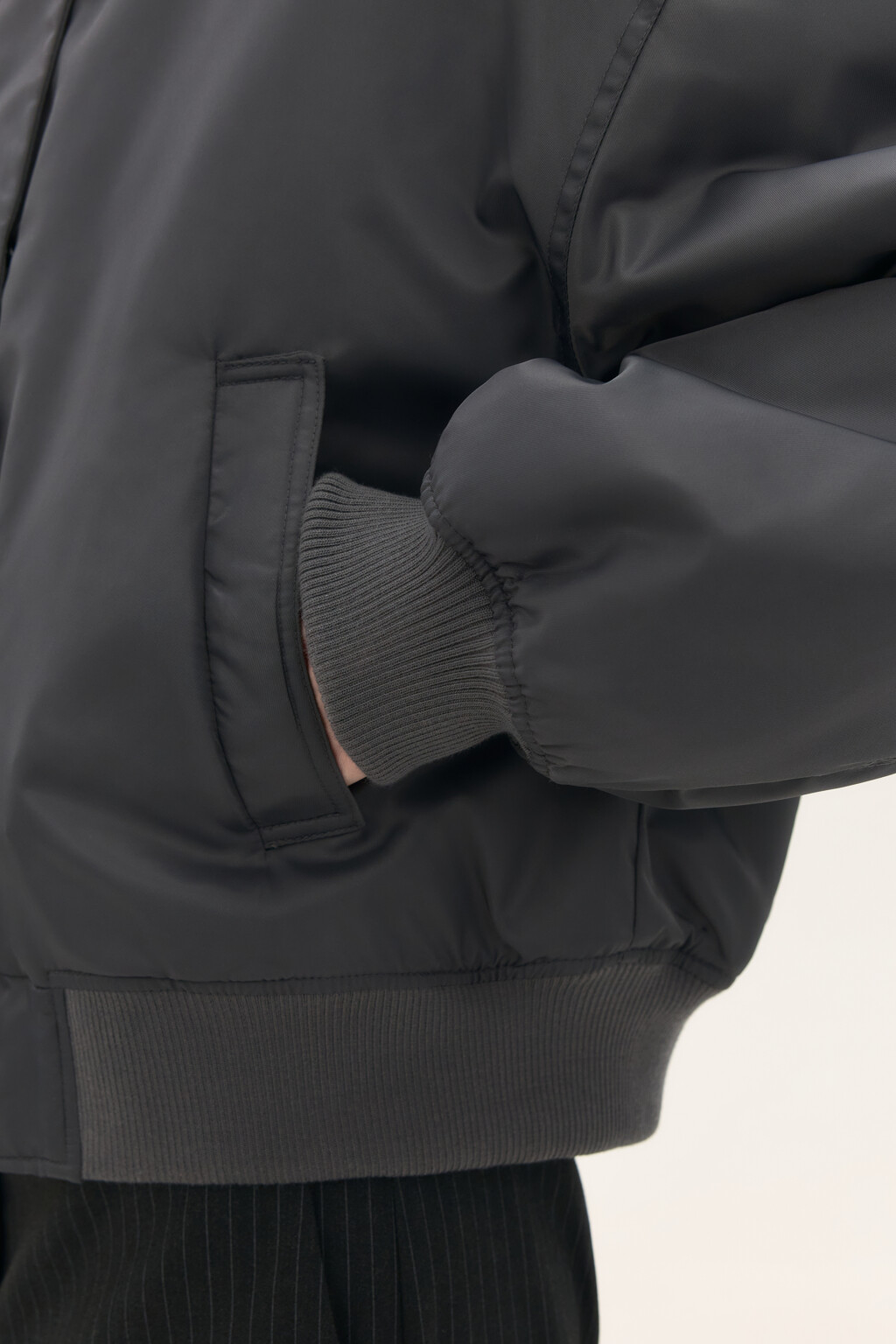 Куртка-бомбер укороченная на утеплителе - цвет серый - 6