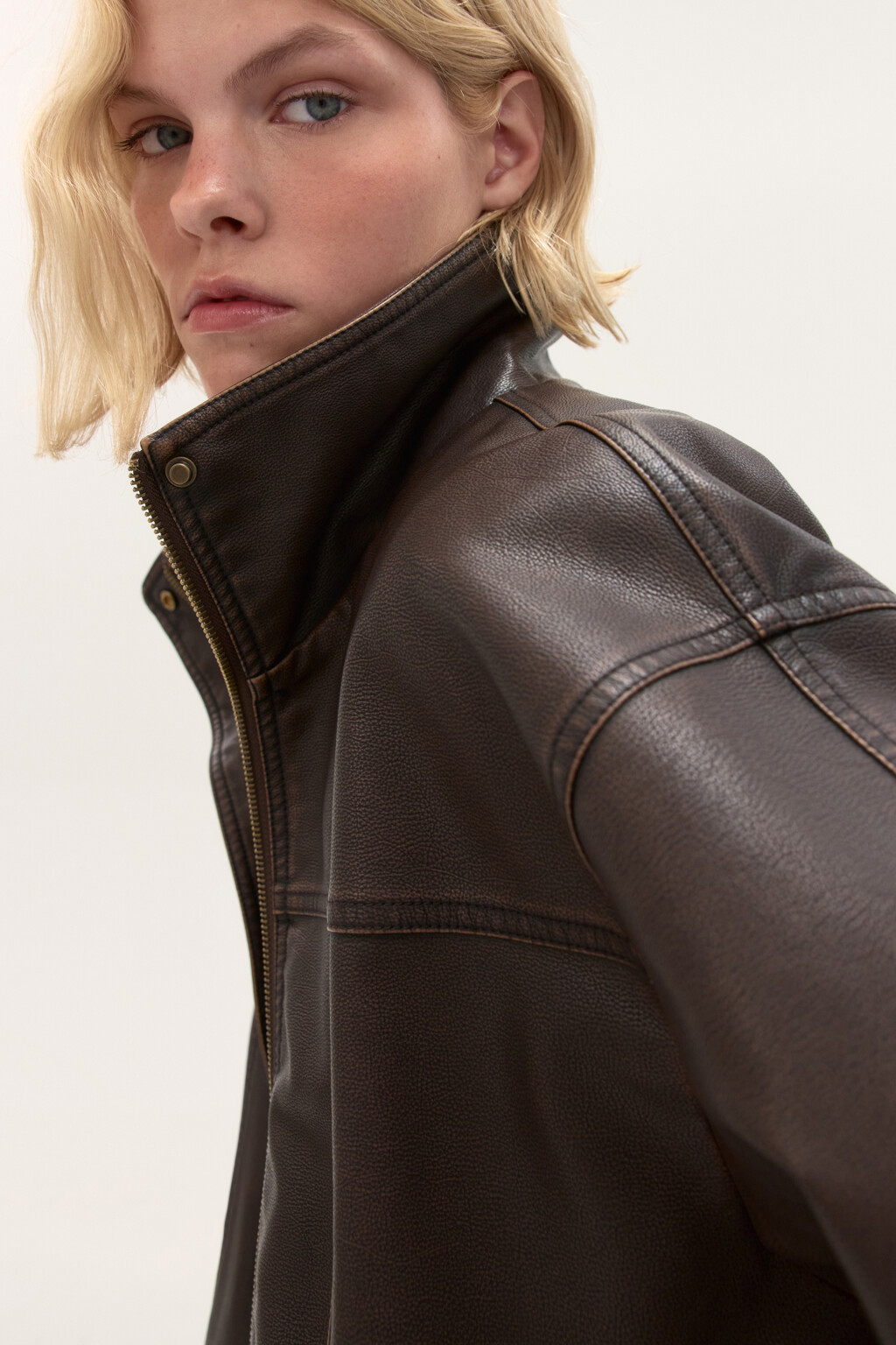 Куртка-бомбер с воротником-стойкой - цвет коричневый - 2