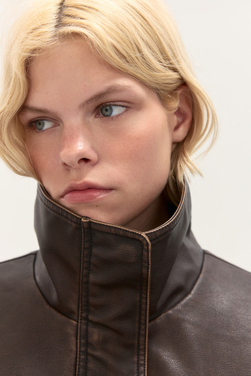 Куртка-бомбер с воротником-стойкой - цвет коричневый - 7