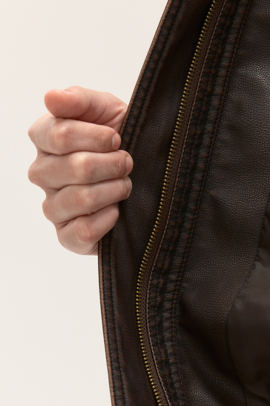 Куртка-бомбер с воротником-стойкой - цвет коричневый - 8