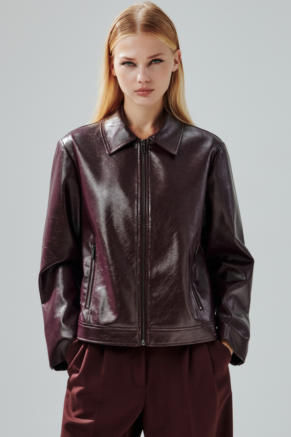 Куртка на молнии лакированная - цвет бордовый - 2