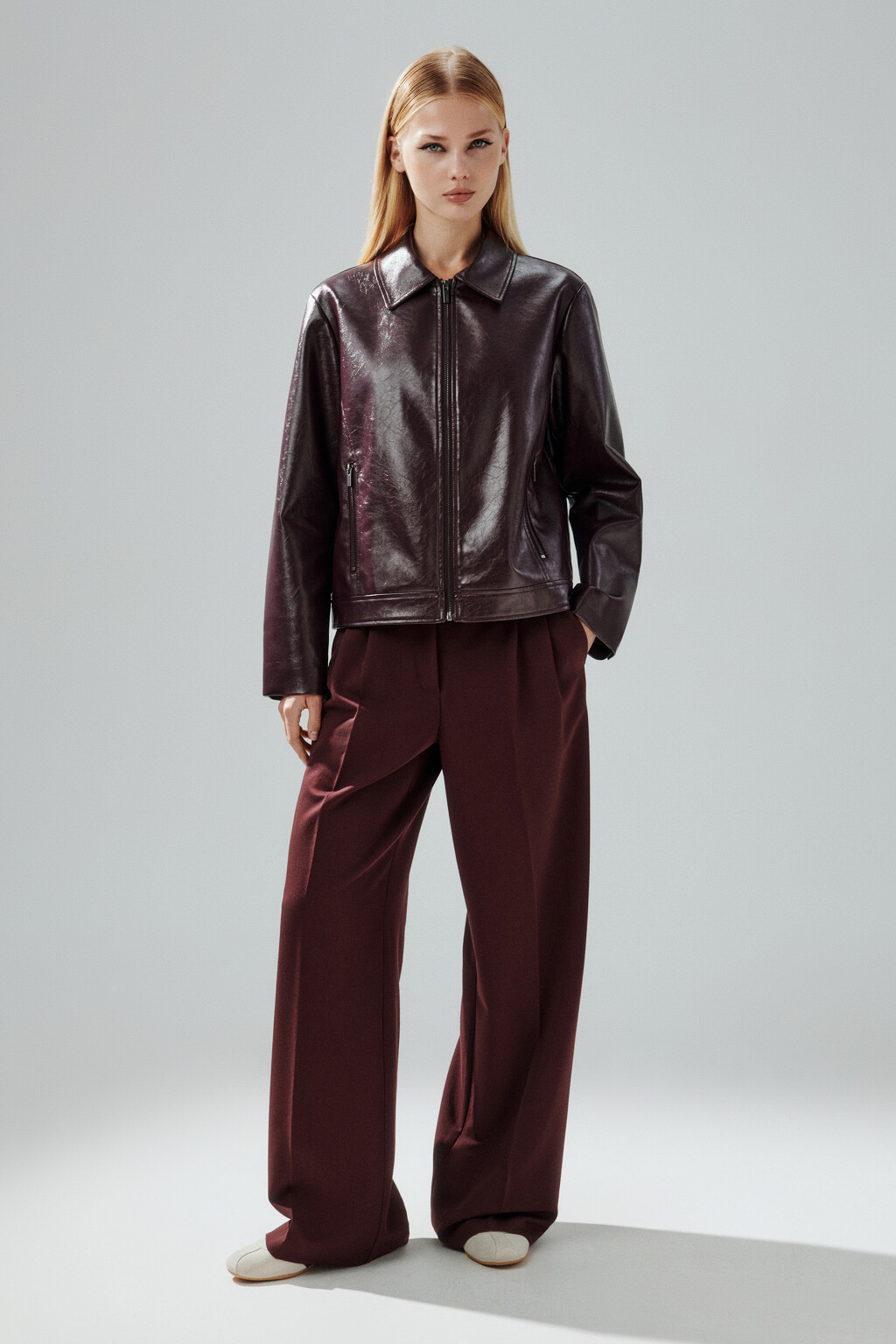 Куртка на молнии лакированная - цвет бордовый - 4