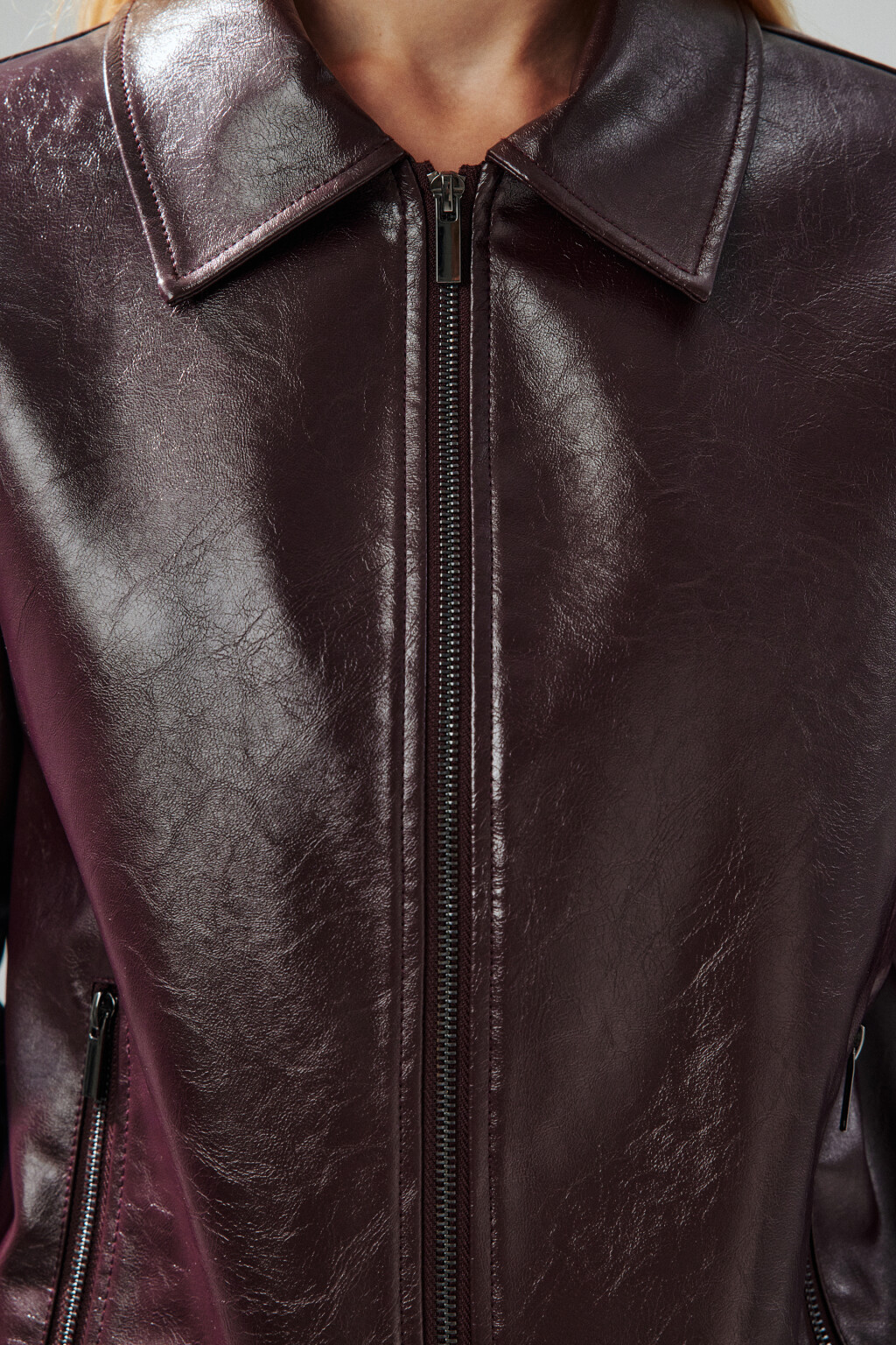 Куртка на молнии лакированная - цвет бордовый - 5